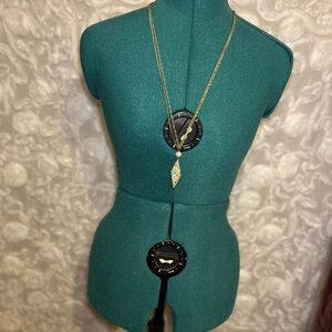 Chic Gold Necklace with Leaf Charm